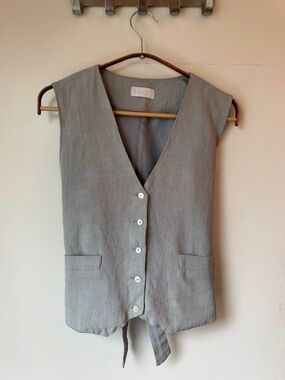Isalis Light Gray Sleeveless Button-Front Vest